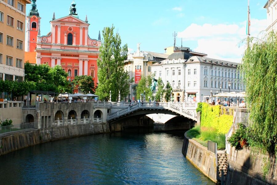 Ljubljana: 2h walking tour with local guide - Crossing Shoemaker’s Bridge into Old Square