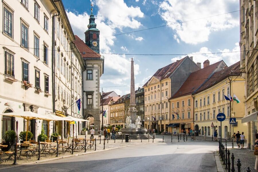 Ljubljana: 2h walking tour with local guide - Town Hall and Ljubljana Cathedral