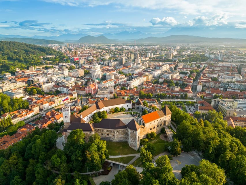Ljubljana: 2h walking tour with local guide - Timing, comfort, and accessibility