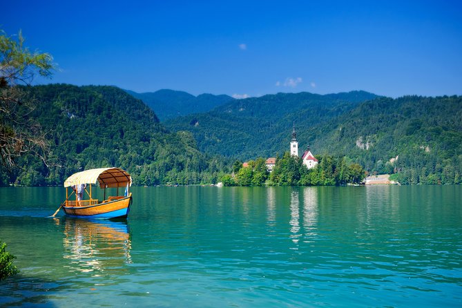 Ljubljana: Lake Bled Experience small group half-day tour - A short pause beside the lake