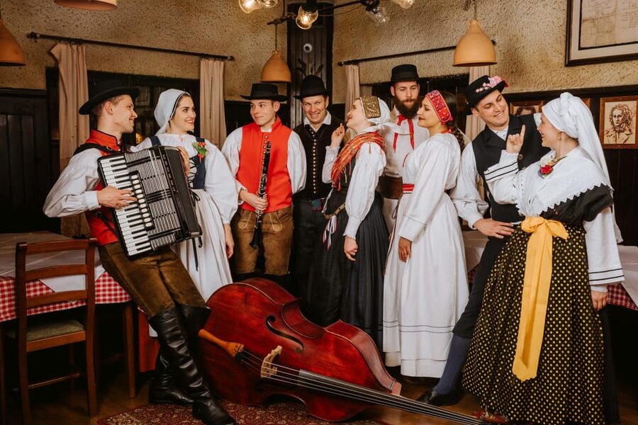 Ljubljana: Traditional Slovenian Dinner and Show - The welcome tasting: schnapps and dried fruit
