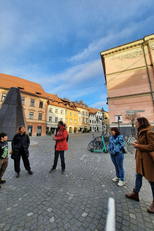 Ljubljana: Wonderful tour fun experience time history - Hercules Fountain and Robba Fountain