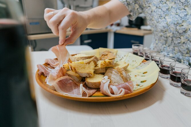 sLOVEnian Strukelj Traditional Cooking Class - Luka’s hands-on štrukelj lesson