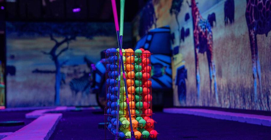 Woop! Glow golf: Ljubljana Btc City - The neon equipment and photo factor
