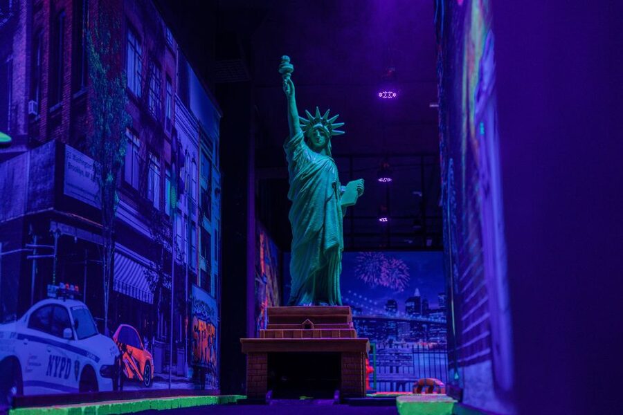 Woop! Glow golf: Ljubljana Btc City - Shoe removal and the arrival process